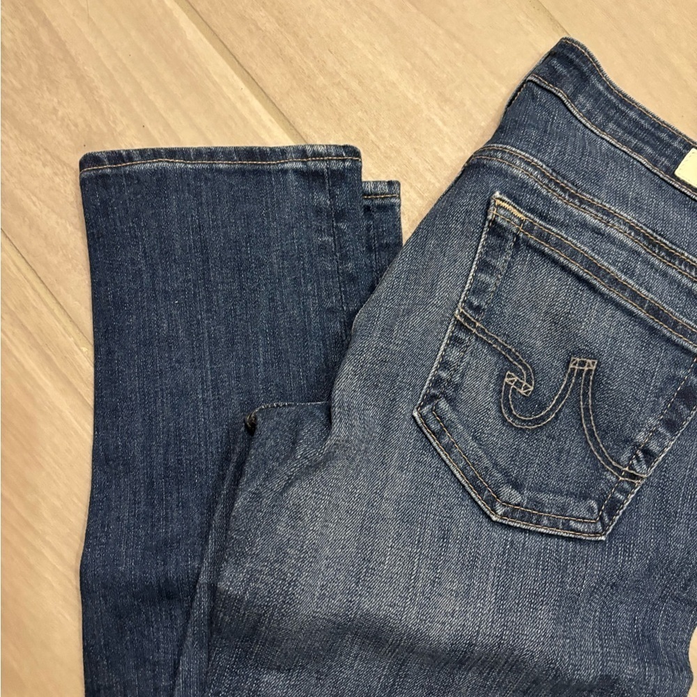 Ag Adriano Goldschmied Blue Jeans with Distinctive Back Pocket Design - Picture 3 of 8